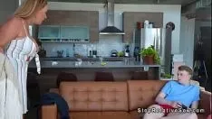 Играть Чувак фантазирует и трахает милфу-мачеху в костюме кролика