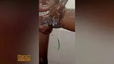 تشغيل رأيت جارتي تستحم فتسللت لتصويرها وممارسة الجنس معها