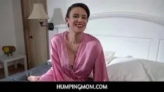 Odtwórz Humpingmom - wściekła mamuśka, macocha, fryzjer, klepie wielkiego kutasa swojego pasierba