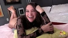 Reproduzir A super vagabunda katrina colt adora fazer todos os três buracos!