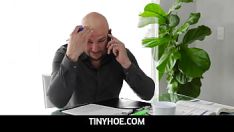 Odtwórz Tinyhoe - słodka nastolatka biny beaz na kolanach i ssie kutasa ojczyma
