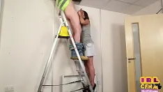 Oynat Cfnm amatör femdom genç berbat tamirci horoz üzerinde the ladder