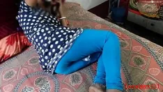Reproducir Mamá del pueblo comparte su coño en una habitación (video oficial de localsex31)