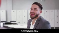 Abspielen Pussyatwill – die kleine süße schlampe freya von doom wird von einem glücklichen hengst auf dem billardtisch gefickt