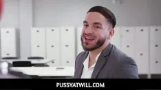 Abspielen Pussyatwill – die kleine süße schlampe freya von doom wird von einem glücklichen hengst auf dem billardtisch gefickt