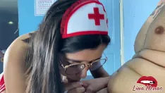 Reproduzir Role play - enfermeira com tesão quer foder, então ela chupa o pau do paciente, você quer ser meu paciente? - parte 1