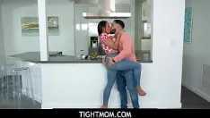 Abspielen Tightmom - latina-milf mit großen titten, stieftante, vor ihr gefickt - carmela clutch, peter green, ruban rolex