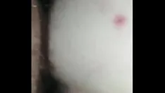 Oynat Kayınvalideyi sikiyor ve sağlıyor örtünün altında oturma odasındaki herkesi cezbediyor