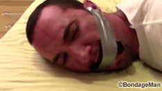 Reproduzir Victor com meias e fitas apertadas e capturado com meias dentro da boca, enrolou a fita em volta da cabeça.
