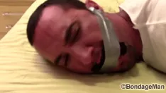 Reproduzir Victor com meias e fitas apertadas e capturado com meias dentro da boca, enrolou a fita em volta da cabeça.