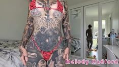 Abspielen Rot-schwarzer mikro-bikini zum anprobieren von haul melody radford