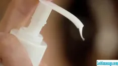Riproduci La massaggiatrice tatuata lecca il suo cliente