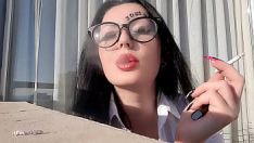Играть Фетиш. dominatrix nika сексуально курит сигареты, дует тебе в лицо и стряхивает сигаретный пепел. сексуальный сексуальный р, сигарета.