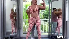 Redare Cum să o tragi cu cea mai sexy și mai excitată din sală? mylf kate dee suge și fuge penisul antrenorului de yoga.
