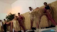Redare Trei milf-uri sexy în ciorapi excitanți futate și facializate de trei tipi în timpul sexului în grup