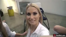 Abspielen 3 blondinen lecken und spielen mit ihren Ärschen