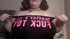 Abspielen Frecher striptease, während ich mit meinen großen titten spiele!