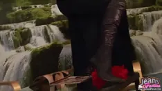 تشغيل جسدي الصغير الضيق يبدو مذهلاً في هذا الجينز