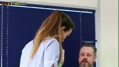 Reproducir Femdom cfnm enfermera babes idiota polla pequeña tio en grupo