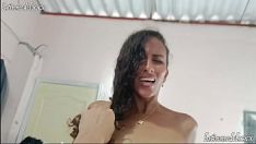 Играть Моя падчерица выглядела скучающей, я подбадривал ее своим членом во рту, киской и задницей. часть 1