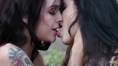 Jouer Ales et natalie sont de sales salopes lesbiennes couvertes de tatouages ​​et amoureuses d'une action de ciseaux en plein air.