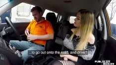 Odtwórz Nastolatka smallboobs w pończochach zerżnięta w samochodzie przez nauczyciela nauki jazdy