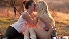 Riproduci Adolescente tettona si masturba mentre è in faccia