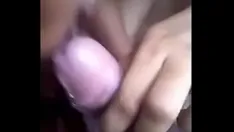 Reproducir Linda chica chupa la polla de su amiga y chupa