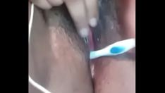 चलाएँ स्नैपचैट पर लड़का कुंवारी लड़कियों को खुद को खुश करना सिखाता है