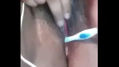 播放 Snapchat 上的男人教处女如何取悦自己