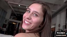 Redare Adolescent cu sâmburi medii hj masturbește cocoșul pov și vorbește murdar