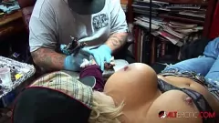 تشغيل وشم جبهة تحرير مورو الإسلامية شيلا Stylez يمتع نفسها مع كبير الثدي