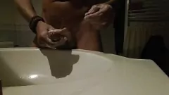 تشغيل فرانكي Exhibnaturiste's حلاقة الحمام الحميمة وHandjob شاعر المليون