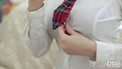 播放 欧洲少女瑟琳娜的三人行乐趣：两根鸡巴插入她的阴部和屁股