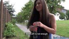 Odtwórz Walenie cipki na świeżym powietrzu: brunetka amatorka nakręcona w brudnej akcji POV