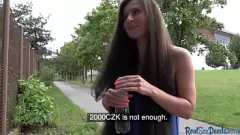 Reproducir Patio al aire libre Batirios: Amateur morena filmado en acción de POV