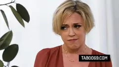 Jouer Stepmom Dee Williams aide le beau-fils à réaliser ses fantasmes les plus fous avec Kenna James