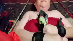 Redare Soția busty în ținută roșie are un impact intens și un bang greu