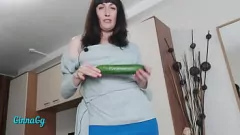 تشغيل كس سمراء MILF الكريمي يحصل على القبضات والحرائق في المقربة