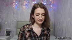 Играть Брюнетка -любительская малышка сексуальное сольное шоу веб -камеры