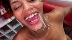 播放 娇小拉丁贝贝在汽车旅馆里乳淋浴之前要粗糙的肛门