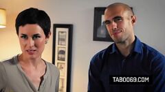 Jouer Olive Grass et Rebecca Vanguard dans une rencontre de bureau interdite