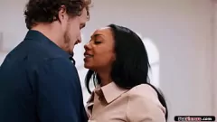 Reproducir La esposa engañosa es atrapada teniendo sexo interracial