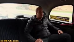Reproducir MILF tetona no puede resistir la polla del conductor del taxi en un encuentro al aire libre