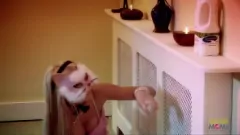 Jouer Cosplay milf se fait baiser dur: grosse bite, chatte rasée, facial