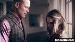 播放 粗糙的继父威胁要揭露青少年继女的秘密脱衣舞娘生活