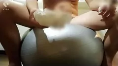Riproduci Masturbazione Mayhem: il ragazzo muscolare sexy eiacula su palla di equilibrio!