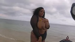 Odtwórz Ebony Bogini Ogłupy w skwierczącym sesji plażowej - Miss Exquisite's BTS