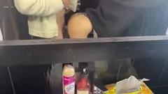 Reproduzir Sexo em banheiro público: vagabunda fica enlouquecida em banheiros de boate