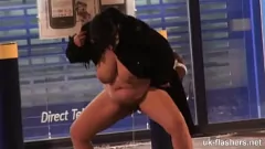 Riproduci Una MILF paffuta esibizionista britannica se la cava con un dildo all'aperto